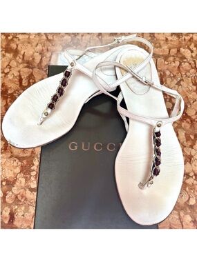 GUCCI Authentic White Sandals - Size 8.5 - Flat Thong Red/Blue Ribbon Chain